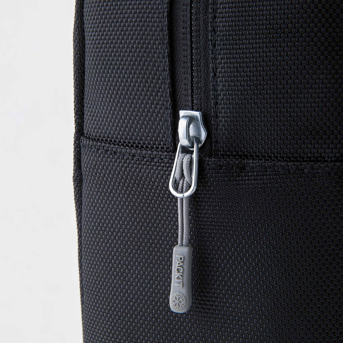 freezable-wine-carrier-r5 freezable-wine-carrier-black-ecofreeze-plus-zoom-zipper-pull.jpg